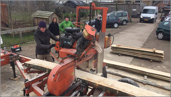 Pepijn Groen zaagt rondhout met de woodmicer