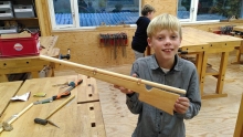 Geweer gemaakt in de kindercursus houtbewerken