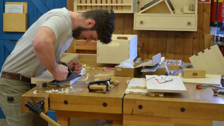 Vervolgcursus ambachtelijk meubelmaken, toepassen van meubelmakers technieken Vervolgcursus ambachtelijk meubelmaken, toepassen van meubelmakers technieken