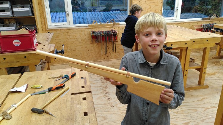 Lasse Westerhof in de kindercursus houtbewerken Lasse Westerhof in de kindercursus houtbewerken