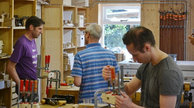 Bedrijfsdag ambachtelijk meubelmaken, een actieve vorm van samenwerken