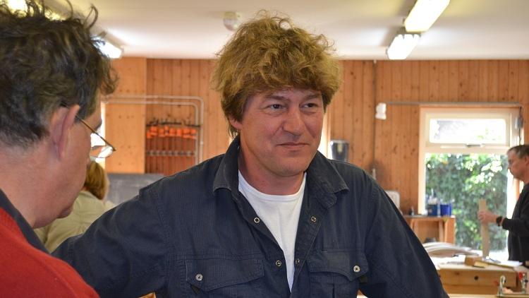 Pepijn in de werkplaats van De Schrijn
