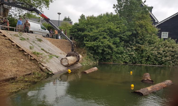 De stammen worden te water gelaten