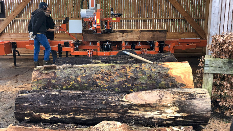 Overleg over de te zagen plank
