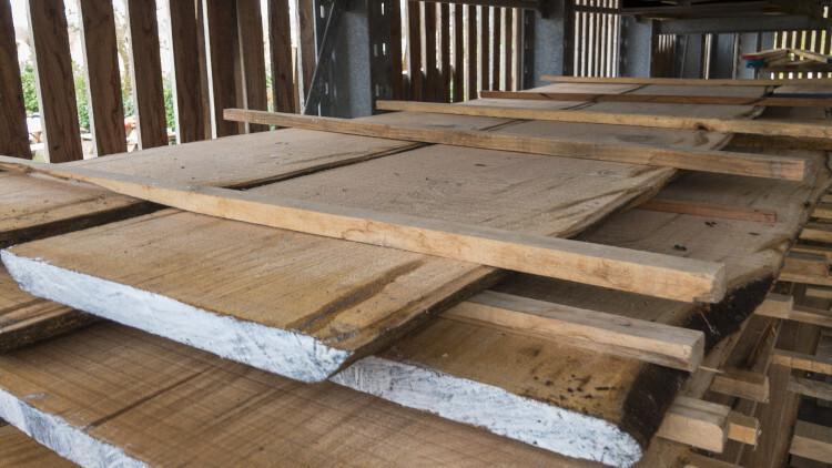 Het gezaagde hout opgelat in de houtopslag