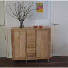 Dressoir
Uitgevoerd in iepenhout en roestvast staal door Gert Kwakernaak