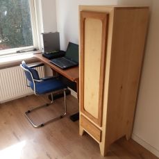 Kastje met deur en lade
Uitgevoerd in esdoorn- en iepenhout door Ronald Kalse