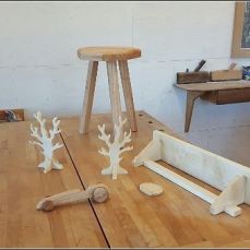 Kruk, juwelenboompjes, auto, sleutelhanger en plankje
Kindercursus april 2016