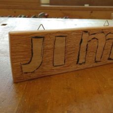 Naambordje
Uitgevoerd in elzenhout door Jim de Jong