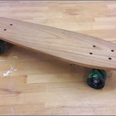 Skateboard
Uitgevoerd in iepenhout door Albert de Beaufort