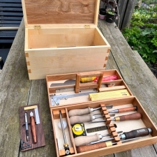 Gereedschapskist met binnenwerk
Uitgevoerd in esdoorn- en kersenhout door Tjeerd Schuitemaker