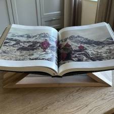Boekensteun uitgevoerd in essenhout door Annerieke Cordia