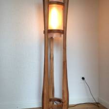 Staande lamp
Uitgevoerd in iepenhout door Eewe Elsinga