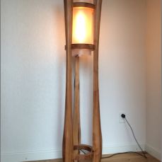 Staande lamp
Uitgevoerd in iepenhout door Eewe Elsinga