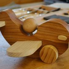 Vliegtuigje
Uitgevoerd in iepen- en essenhout door Theo Derks