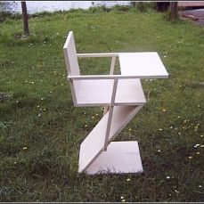 Zigzag kinderstoel, ontwerp Gerrit Rietveld
Uitgevoerd in essenhout door Willem Schouten