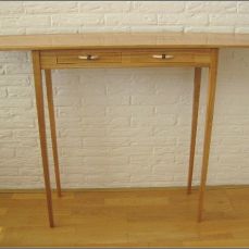 Sidetable
Uitgevoerd in kersenhout door Richard Iodice