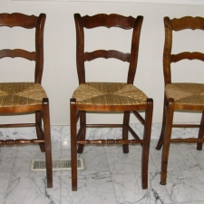 1 gerestaureerde en 2 nieuw gemaakte Culemborgse stoelen
Uitgevoerd in gebeitst door Ad Rijnberk