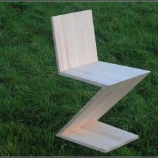 Zigzagstoel, ontwerp Gerrit Rietveld
Uitgevoerd in geloogd en gezeept essenhout door Martien van de