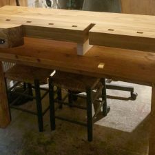 Werkbank voor plaatsing op een bestaande tafel als onderstel
Uitgevoerd in iepenhout door Wim Ansen